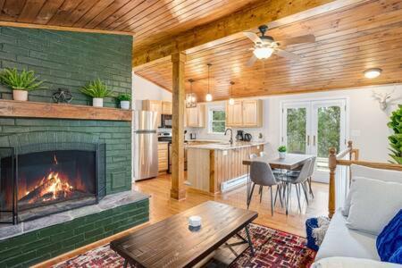 Harpers Ferry Cabin Hot Tub, Deck, Fire Pit, Wifi 外观 照片