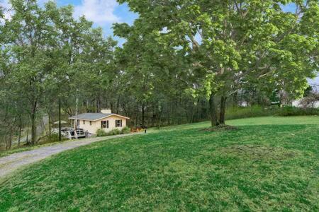 Harpers Ferry Cabin Hot Tub, Deck, Fire Pit, Wifi 外观 照片