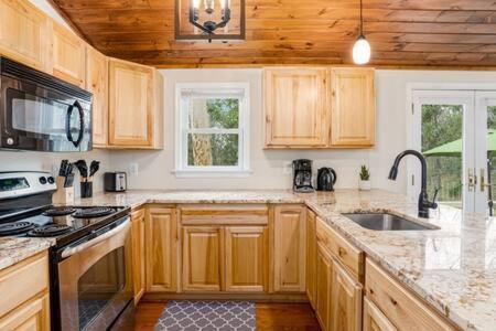 Harpers Ferry Cabin Hot Tub, Deck, Fire Pit, Wifi 外观 照片