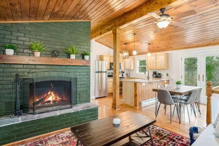 Harpers Ferry Cabin Hot Tub, Deck, Fire Pit, Wifi 外观 照片