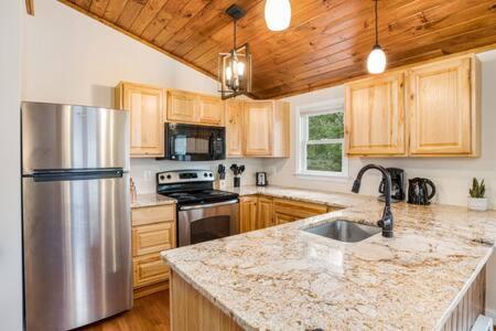 Harpers Ferry Cabin Hot Tub, Deck, Fire Pit, Wifi 外观 照片