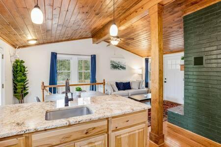 Harpers Ferry Cabin Hot Tub, Deck, Fire Pit, Wifi 外观 照片